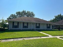Pre-foreclosure in  RALEIGH DR Baton Rouge, LA 70814