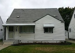 Pre-foreclosure in  E BARRETT AVE Madison Heights, MI 48071