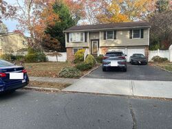 Pre-foreclosure in  40TH ST Islip, NY 11751