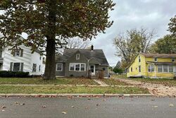 Pre-foreclosure in  8TH AVE Sterling, IL 61081