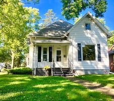 Pre-foreclosure in  1ST AVE Sterling, IL 61081