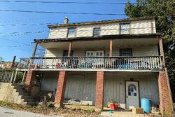 Pre-foreclosure in  WEAVER LN Red Lion, PA 17356