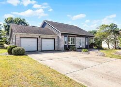 Pre-foreclosure in  CROSS CREEK DR Bethalto, IL 62010