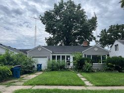 Pre-foreclosure in  E MAIN ST Morris, IL 60450