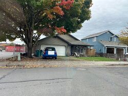Pre-foreclosure in  SW 11TH ST Dundee, OR 97115