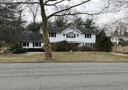 Pre-foreclosure in  ARBOR LN Huntington Station, NY 11746