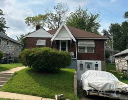 Pre-foreclosure in  GARY DR Saint Louis, MO 63121