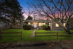 Pre-foreclosure in  ROSE AVE Southampton, NY 11968