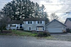 Pre-foreclosure in  SW MEADOW LN Portland, OR 97225