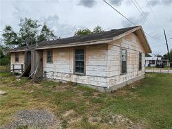  N Live Oak St, Mathis TX