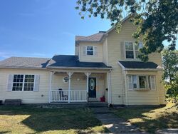 Pre-foreclosure in  N GIDDINGS AVE Jerseyville, IL 62052