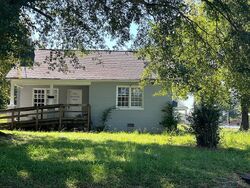 Pre-foreclosure in  CATAWBA ST Lincolnton, NC 28092