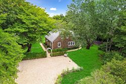 Pre-foreclosure in  CROSS HWY East Hampton, NY 11937