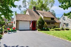 Pre-foreclosure in  ELBOW LN Levittown, NY 11756