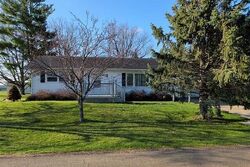 Pre-foreclosure in  E CURRIER RD Freeport, IL 61032
