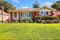 Pre-foreclosure in  N PROSPECT MANOR AVE Mount Prospect, IL 60056
