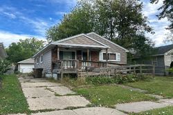 Pre-foreclosure in  W YALE AVE Pontiac, MI 48340