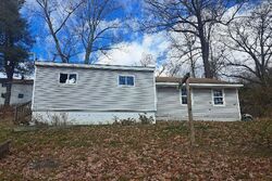 Pre-foreclosure in  ERICKSON DR Johnstown, PA 15904