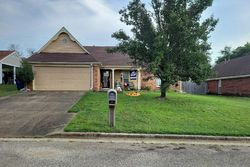 Pre-foreclosure in  PALMER DR Olive Branch, MS 38654