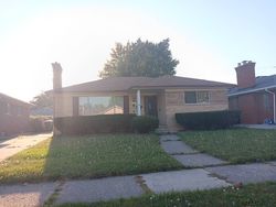 Pre-foreclosure in  ROXANA AVE Eastpointe, MI 48021