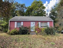 Pre-foreclosure in  NORTHWAY DR Springfield, MA 01119