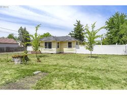 Pre-foreclosure in  SE RHINE ST Portland, OR 97236