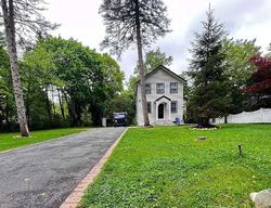 Pre-foreclosure in  LUYSTER ST Huntington Station, NY 11746