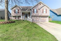 Pre-foreclosure in  SE COUNTRY LN Lees Summit, MO 64081