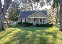 Pre-foreclosure in  DOWNES LN Louisville, KY 40214
