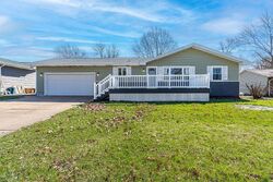 Pre-foreclosure in  PEARLVIEW CT Muscatine, IA 52761