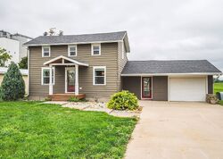  E Main St, Hinton IA