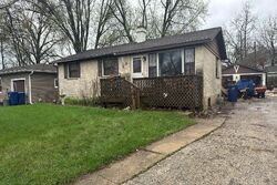 Pre-foreclosure in  N VALLEY VIEW DR Grayslake, IL 60030