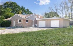 Pre-foreclosure in  EMPIRE RD Saint Charles, IL 60175