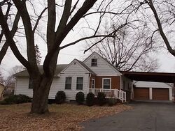 Pre-foreclosure in  WOODLAWN RD Sterling, IL 61081