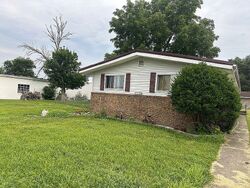 Pre-foreclosure in  W LINCOLN AVE Ogden, IL 61859