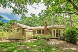 Pre-foreclosure in  DEER LN East Hampton, NY 11937