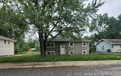 Pre-foreclosure in  E CHEYENNE DR Independence, MO 64056