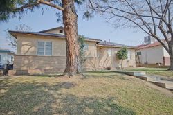 Pre-foreclosure in  VANDERBILT DR Bakersfield, CA 93305