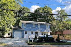 Pre-foreclosure in  WOODBURY RD Woodbury, NY 11797