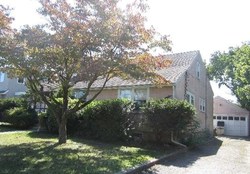 Pre-foreclosure in  ROXBURY LN Levittown, NY 11756