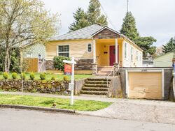 Pre-foreclosure in  SE 75TH AVE Portland, OR 97206