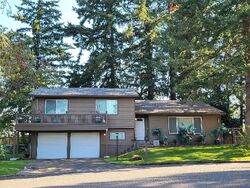Pre-foreclosure in  SE 166TH CT Portland, OR 97236