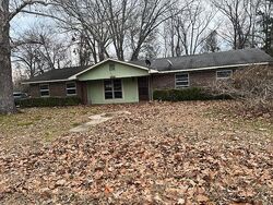Pre-foreclosure in  LINDA DR Vicksburg, MS 39180
