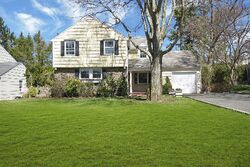 Pre-foreclosure in  WINTHROP RD Port Washington, NY 11050