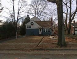 Pre-foreclosure in  BARBERRY LN Sea Cliff, NY 11579