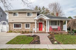 Pre-foreclosure in  WOODBRIDGE LN Jericho, NY 11753