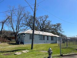 Pre-foreclosure in  RIVER RD Westwego, LA 70094