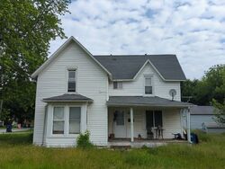 Pre-foreclosure in  Ne 3rd St Aledo, IL 61231