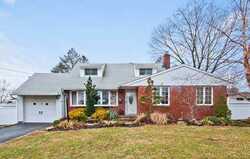 Pre-foreclosure in  ELFORD PL East Northport, NY 11731