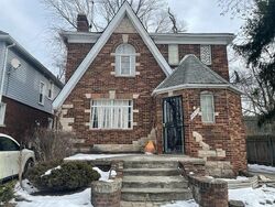 Pre-foreclosure in  Santa Rosa Dr Detroit, MI 48221